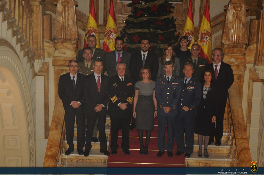 Foto de familia en la Escalera Monumental del Cuartel General de la Armada de los premiados y autoridades que han entregado los galardones 